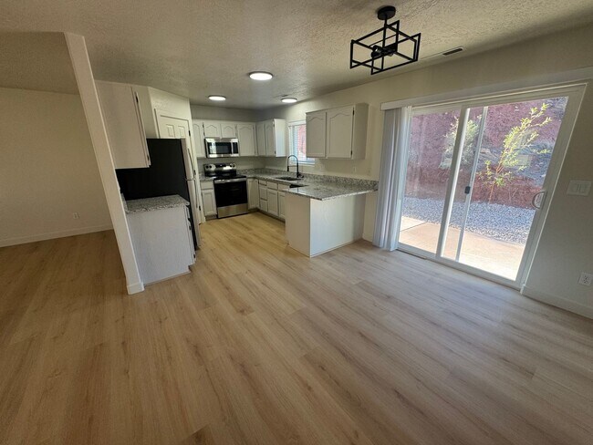 Building Photo - 75 E Roundy Mountain Rd