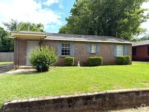 Building Photo - ** 3 bed 2 bath located in Capitol Heights...