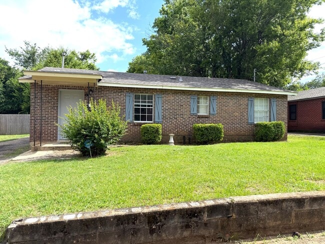 Primary Photo - ** 3 bed 2 bath located in Capitol Heights...