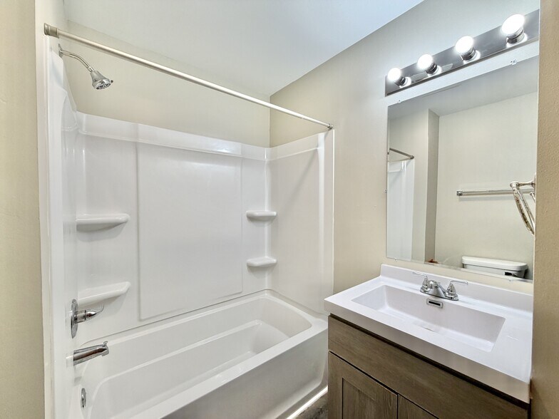 Building Photo - 17 Elliott St