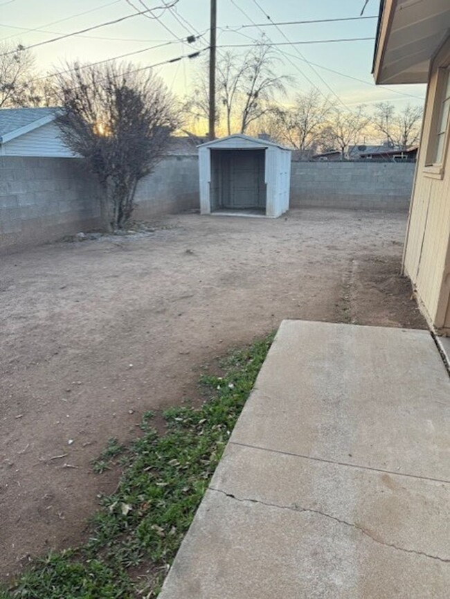 Building Photo - 3 Bedroom 2 Bath Home - Contact Property P...