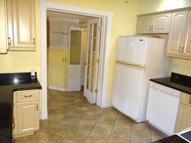 Building Photo - Centrally located home in St Pete - Move I...