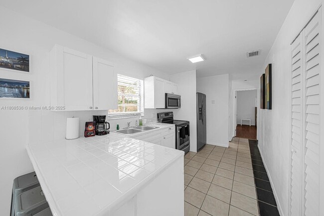Building Photo - 1046 SW 13th Ct