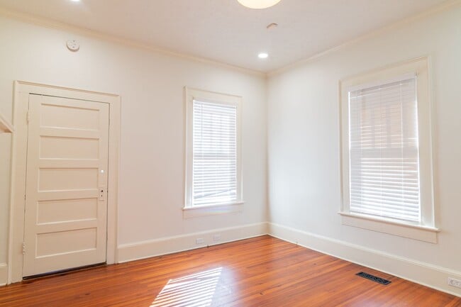 Building Photo - Lakebottom Bungalow