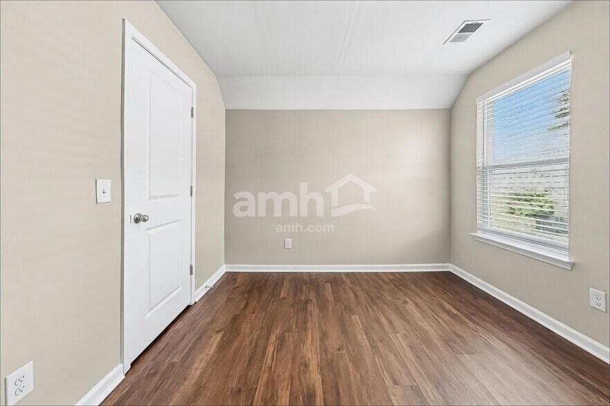 Building Photo - 112 Orleans Ct