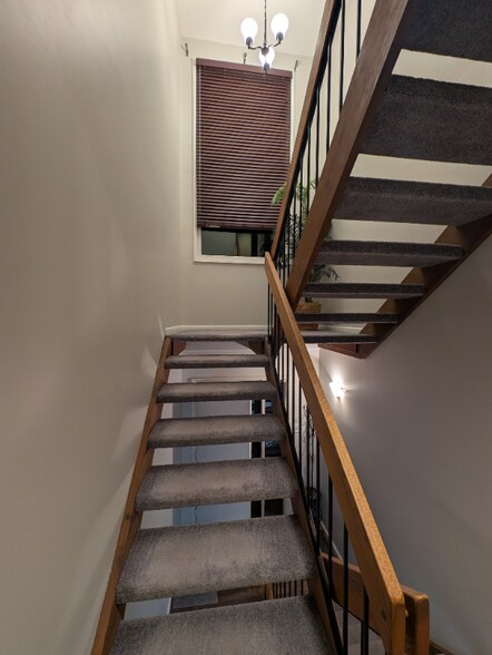 Building Photo - 456 Willow Ct