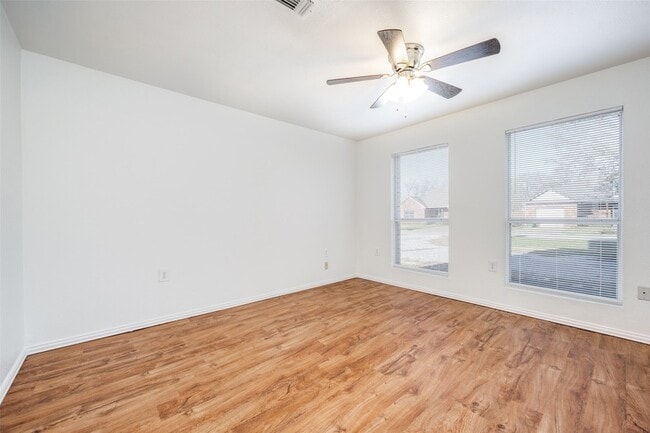 Building Photo - 812 Driftwood Dr