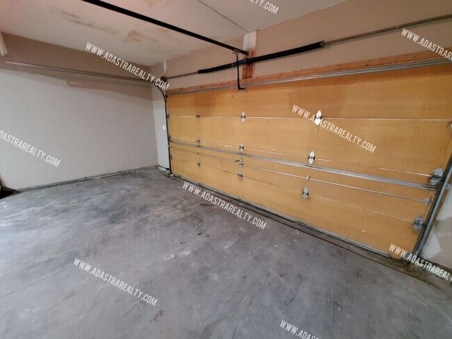 Building Photo - Gorgeous Modern Shawnee Townhome!! So much...