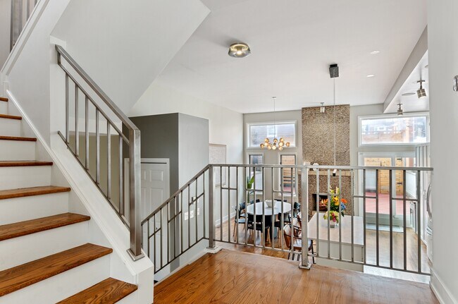 Building Photo - 1527 W Pearson St