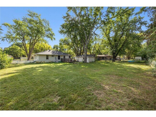 Building Photo - 4 Bed - 2 Bath Brooklyn Park Home with Lar...