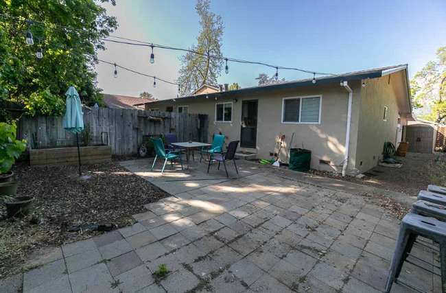 Building Photo - 877 Rose Ave