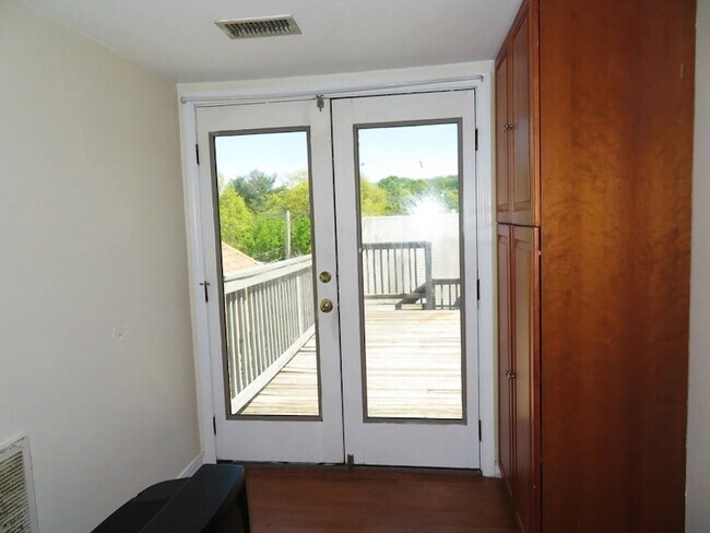 Building Photo - 1072 River St