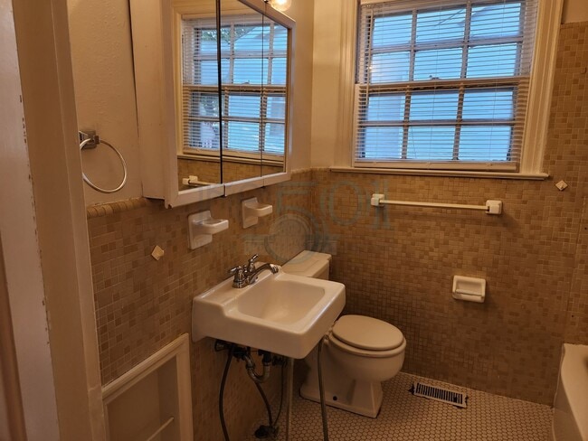 Building Photo - Great 3 Bedroom 1 Bathroom in Forest Heigh...