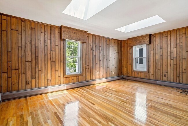 Building Photo - 68 Elm St