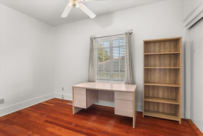 Building Photo - 5 BR- Available now or June lease - Renovated House steps from Campus!