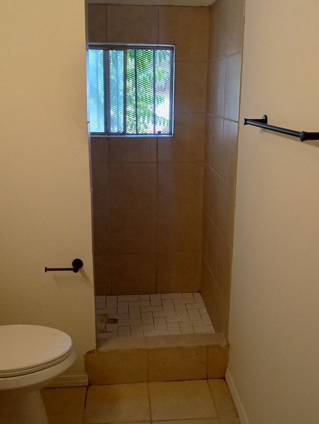 Building Photo - AVAILABLE NOW -1 bed -1 bath - aprox 400 s...