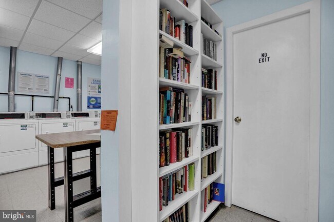 Building Photo - 4401 Roland Ave