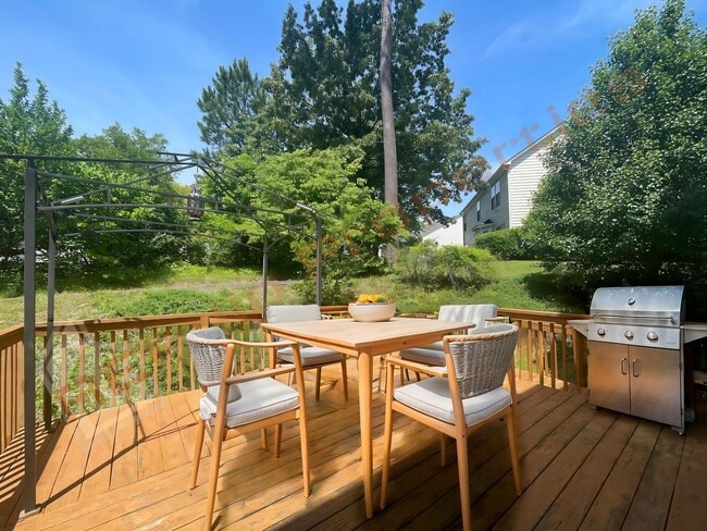 Building Photo - Lovely 4 Bedroom, 2.5 Bath Home w/ 2-Car G...