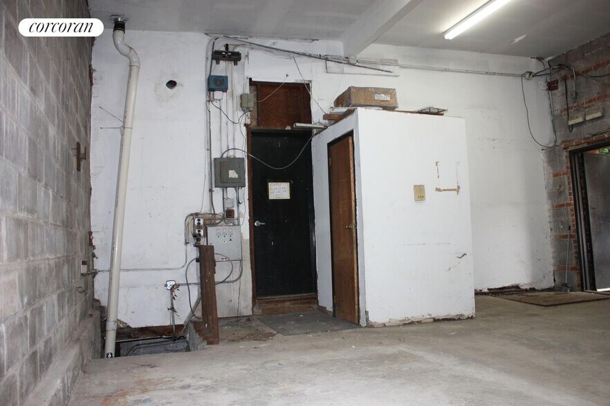 Building Photo - 393 Manhattan Ave