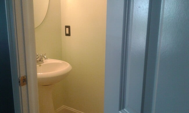 Building Photo - Lovely Townhome in Southeast Columbia