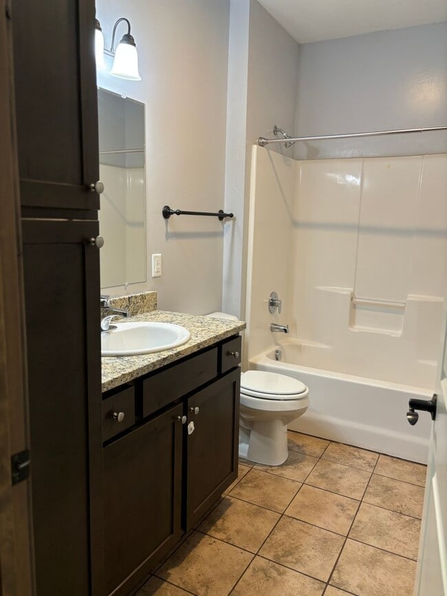 Building Photo - 2 Bedroom 2 Bathroom Condo