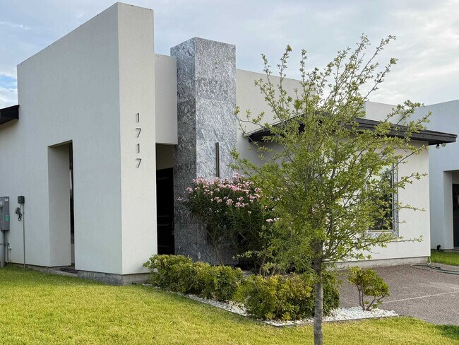 Building Photo - 1717 Fresnillo Dr