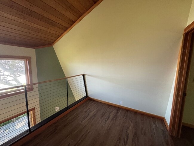 Building Photo - Beautiful Ocean Front Home in Seal Rock!
