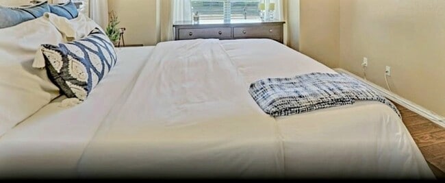 Building Photo - 209 Piccadilly Cir