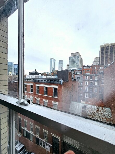 Building Photo - 40 Joy St