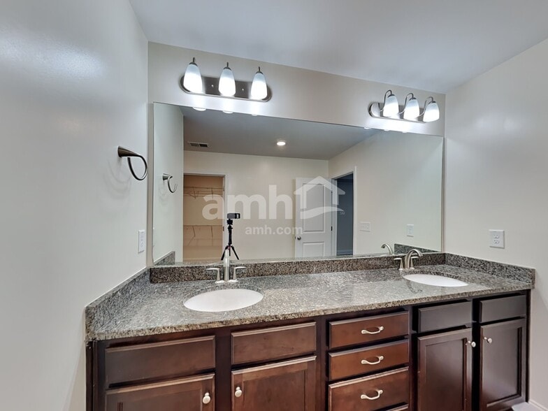 Building Photo - 3348 Okelly Dr