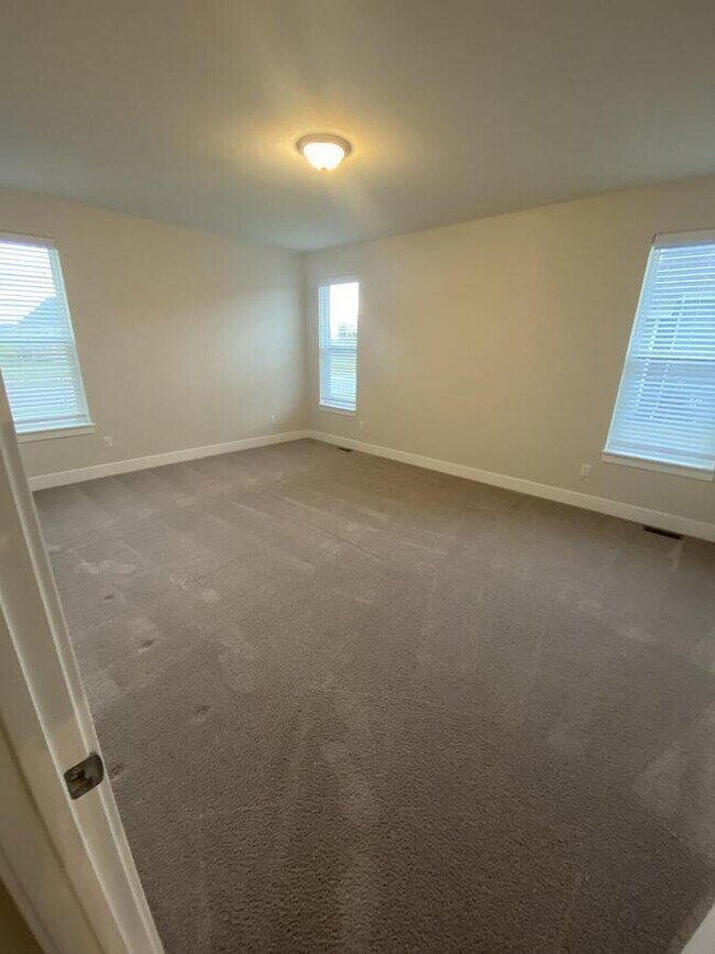 Building Photo - 265 Farmstead Dr E