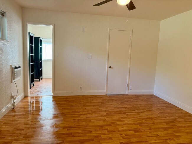Building Photo - 223 Pollasky Ave