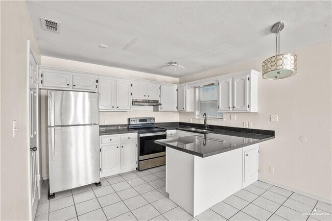 Building Photo - 1802 Oasis Dr