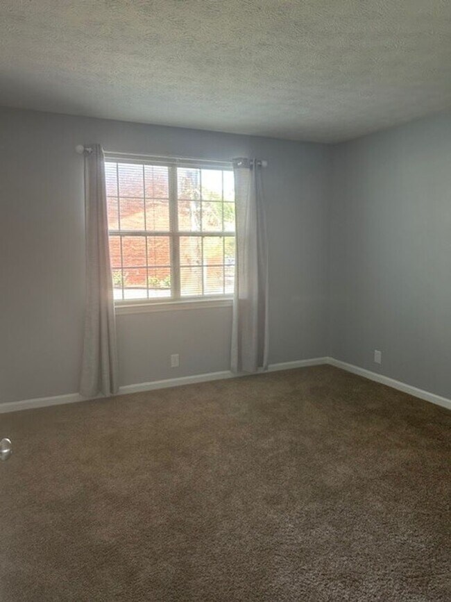 Building Photo - Rivergate Townhome Available Now