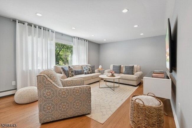 Building Photo - 204 Deerfield Ln