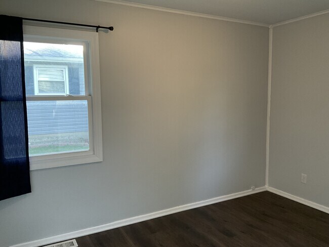 Building Photo - 3406 Three Oaks Dr