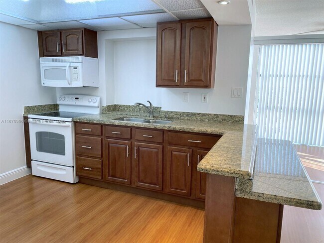 Building Photo - 1000 Parkview Dr