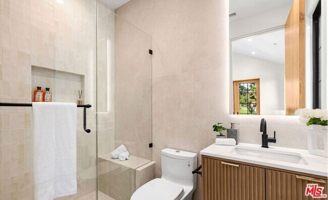 Building Photo - 2565 Patricia Ave