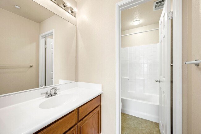 Building Photo - Mission Valley 3 Bedroom Townhome at Escal...