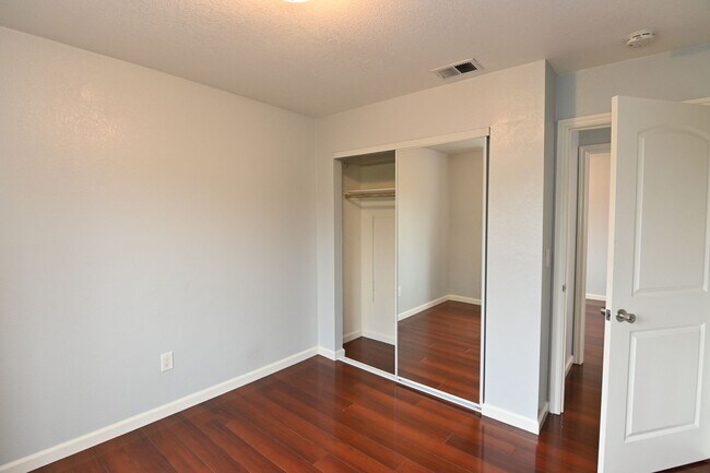 Building Photo - 930 Alexis Ct
