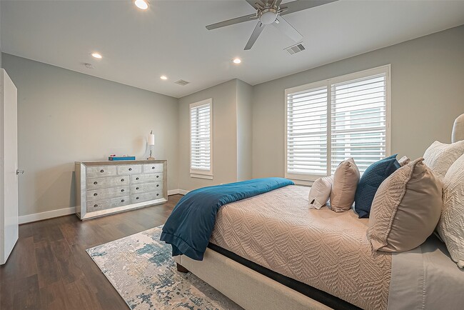 Building Photo - 712 Clark St