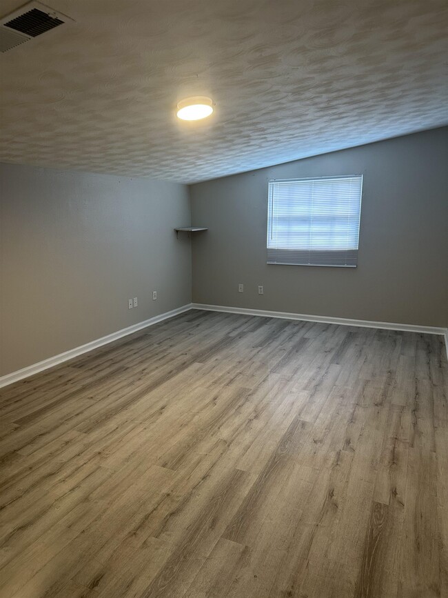Building Photo - 422 Essex Dr