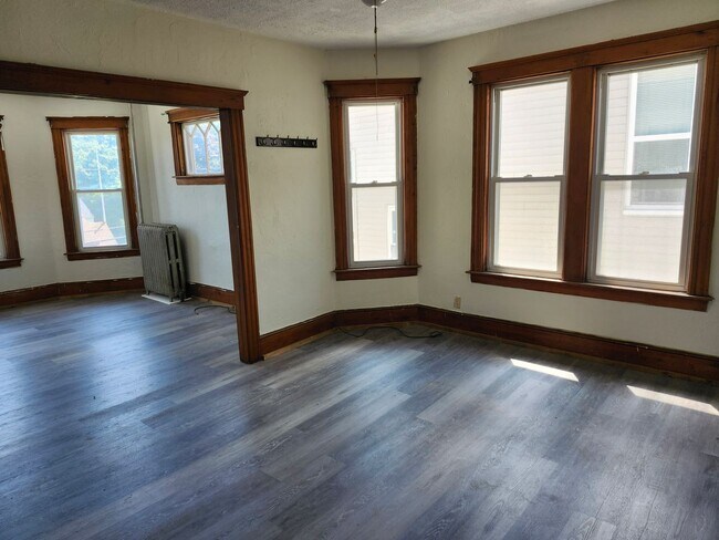 Building Photo - 3 Bed, 1 Bath 3rd floor apartment