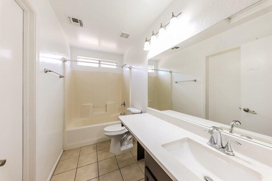 Building Photo - 3815 S 52nd Ln
