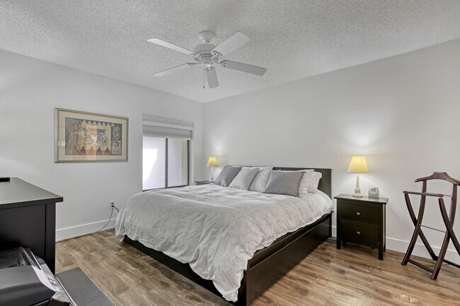 Building Photo - 300 E Club Cir