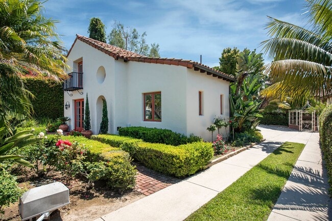 Building Photo - Iconic Upper East Setting with Front-Row Views of the Mission!