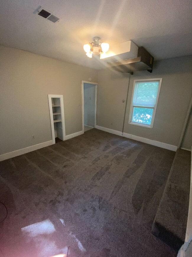 Building Photo - Cozy 1 Bedroom 1 Bath Upstairs Apartment