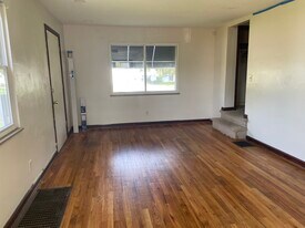 Building Photo - 1095 S James Rd