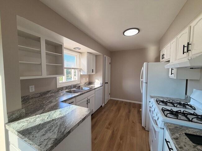 Building Photo - Rockford Schools! 4 Bedroom Duplex