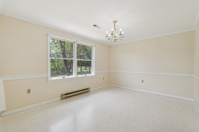 Building Photo - Charming One-Level Home Nestled Among Matu...